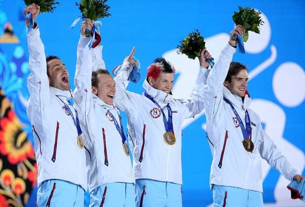 OLYMPIA - Olympische Spiele 2014 SOTSCHI,RUSSLAND,20.FEB.14 - DIVERS, OLYMPIA, SKI NORDISCH, NORDISCHE KOMBINATION - Olympische Winterspiele Sotschi 2014, Grossschanze, Teambewerb, Siegerehrung, Medaillenvergabe am Medal Plaza. Bild zeigt den Jubel von Magnus Hovdal Moan, Haavard Klemetsen, Magnus Krog und Joergen Graabak (NOR). Keywords: Medaillie.