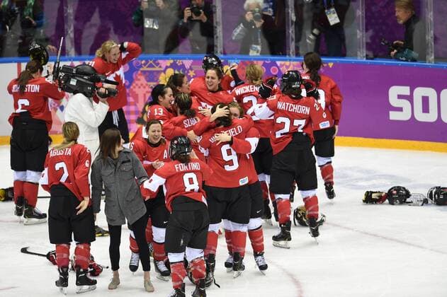 (140220) -- SOCHI, Feb. 20, 2014 (Xinhua) -- Players of Canada celebrate after the women s gold medal competition at the 2014 Sochi Winter Olympic Games in Sochi, Feb. 20, 2014. Canada won 3-2 to claim the title. (Xinhua Wang Yuguo) (SP)OLY-RUSSIA-SOCHI-ICE HOCKY-WOMEN S GOLD MEDAL-CAN VS USA 