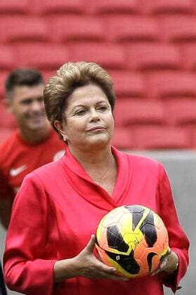 PORTO ALEGRE, Feb. 20, 2014 (Xinhua) -- Brazilian President Dilma Rousseff holds a ball during the inaugural visit to Beira-Rio Stadium in Porto Alegre, Brazil, on Feb. 20, 2014. (Xinhua AGENCIA ESTADO) (ah) (sp) 