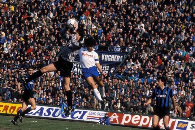 Inter Mailand - SSC Neapel: Diego Maradona (re., Neapel) im Luftduell mit Torwart Walter Zenga (Inter)