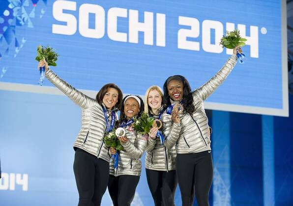 von links: Elana MEYERS Lauryn WILLIAMS (Bob USA-1), 2. Platz, Silber, Silbermedaille, Silbermedaillengewinnerin, Jamie GREUBEL Aja EVANS (Bob USA-2), 3. Platz, Bronze, Bronzemedaille, Bronzemedaillengewinnerin, Jubel, jubelt, Freude, Begeisterung, Emotion, jubeln, cheers, Bob der Frauen, Damen, Women, Bobsleigh, Siegerehrung, Medal Ceremony, Medal Plaza am 20.02.2014. XXII. Olympische Winterspiele 2014, vom 07.02. - 23.02.2014 in Sotschi Russland.