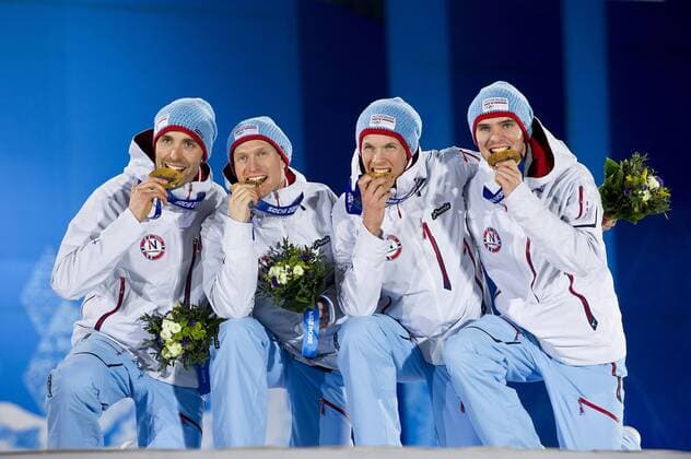 Team NOR, Norwegen, 1. Platz, Goldmedaillengewinner, Gold, Goldmedaille, Olympiasieger, mit Magnus Hovdal MOAN, Haavard KLEMETSEN, Magnus KROG und Jörgen GRAABAK, Jubel, jubelt, Freude, Begeisterung, Emotion, jubeln, cheers, Nordische Kombination, Team, Team Gundersen LH 4x5 km, Cross-Country, Large Hill, Grossschanze, Siegerehrung, Medal Ceremony, Medal Plaza am 20.02.2014. XXII. Olympische Winterspiele 2014, vom 07.02. - 23.02.2014 in Sotschi Russland.