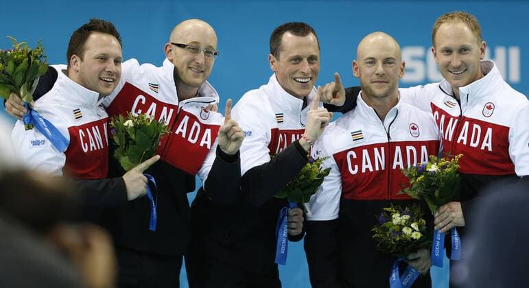 (140221) -- SOCHI, Feb. 21, 2014 (Xinhua) -- Players of Canada pose during the flower ceremony after the men s gold medal game of Curling between Canada and Great Britain at the 2014 Sochi Winter Olympic Games in Sochi, Feb. 21, 2014. Canada won 9-3 and claimed the gold medal of the event. (Xinhua Wang Lili) (SP)OLY-RUSSIA-SOCHI-CURLING-MEN S GOLD MEDAL GAME 