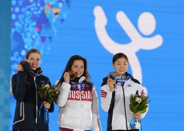 (140221) -- SOCHI, Feb. 21, 2014 (Xinhua) -- Gold medalist Adelina Sotnikova (C) of Russia, silver medalist Kim Yuna (R) of South Korea and bronze medalist Carolina Kostner of Italy pose during the awarding ceremony for the ladies figure skating event at the 2014 Sochi Winter Olympic Games in Sochi, Feb. 21, 2014. (Xinhua Wang Yuguo) (SP)OLY-RUSSIA-SOCHI-FIGURE SKATING-LADIES 