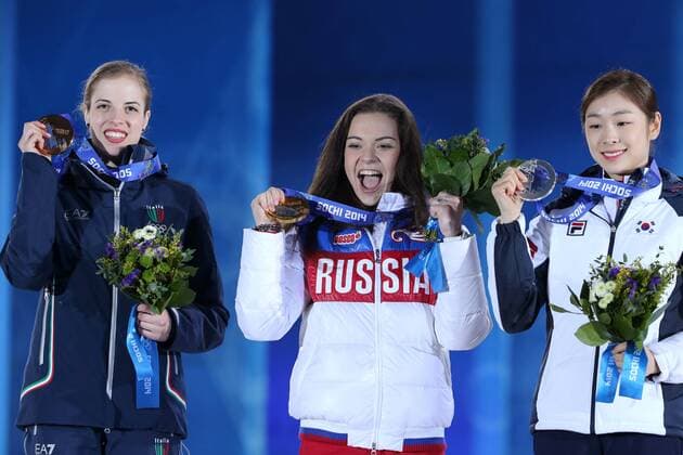 OLYMPIA - Olympische Spiele 2014 SOTSCHI,RUSSLAND,21.FEB.14 - DIVERS, OLYMPIA, EISKUNSTLAUF - Olympische Winterspiele Sotschi 2014, Eiskunstlauf, Damen, Siegerehrung, Medaillenvergabe am Medal Plaza. Bild zeigt Carolina Kostner (ITA), Adelina Sotnikova (RUS) und Yuna Kim (KOR). Keywords: Medaille. 