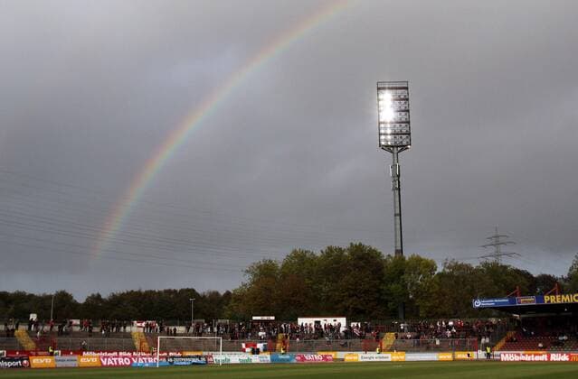 Fußball, Stadiongeschichte Rot-Weiß Oberhausen 21.02.2014, Oberhausen, Im Stadion Niederrhein in Oberhausen haben Polizei und Feuerwehr heute erhebliche Mängel an den Flutlichtmasten zur Lindnerstr. festgestellt, die Straße ist gesperrt, das für den 22.02.2014 geplante Spiel wird kurzfristig abgesagt. - SC Rot-Weiß Oberhausen