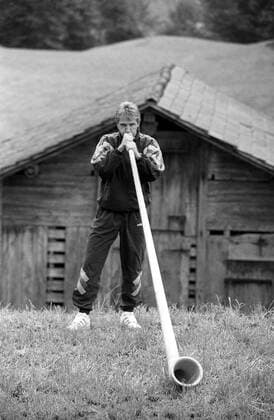 Adrian Knup (VfB Stuttgart) mit Alphorn - Trainingslager VfB Stuttgart in Füringen