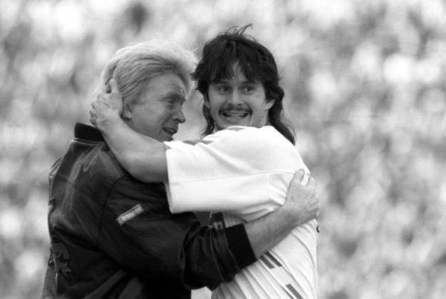 Trainer Winfried Schäfer (li.) und Dirk Schuster (beide Karlsruher SC) jubeln