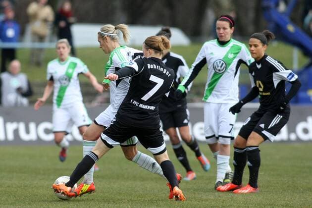 Frauen-Bundesliga, 11. Spieltag: 1. FFC Frankfurt - VfL Wolfsburg am Samstag (22.02.2014) im Stadion am Brentanobad in Frankfurt am Main. Lena Goeßling (VfL Wolfsburg, L), Melanie Behringer (1. FFC Frankfurt).