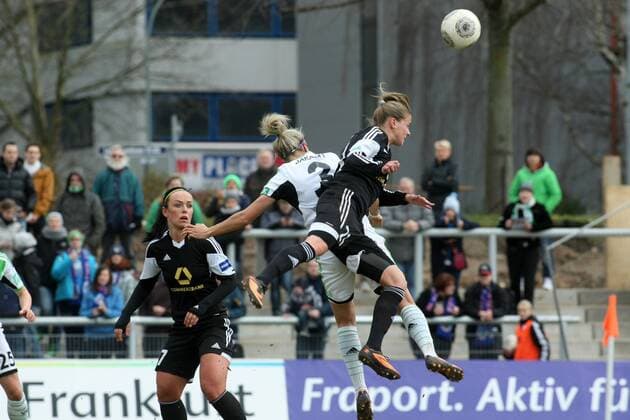 Frauen-Bundesliga, 11. Spieltag: 1. FFC Frankfurt - VfL Wolfsburg am Samstag (22.02.2014) im Stadion am Brentanobad in Frankfurt am Main. Ana-Maria Crnogorcevic (1. FFC Frankfurt, vorne), Zsanett Jakabfi (VfL Wolfsburg).