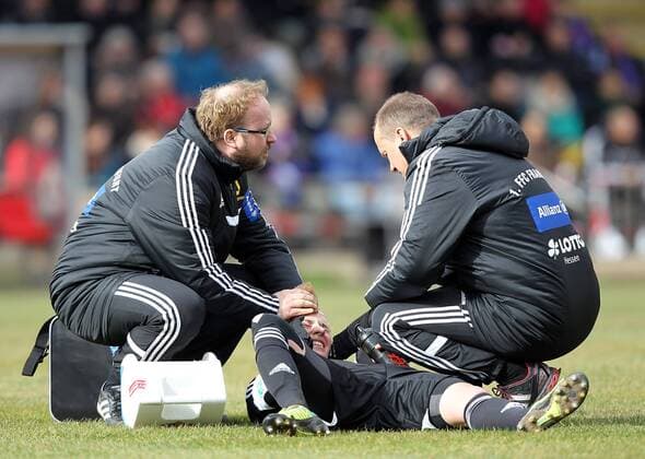 Fussball, 1. Frauen-Bundesliga, 1. FFC Frankfurt - VfL Wolfsburg, v.li.: Betreuer sind bei Simone Laudehr (1. FFC Frankfurt), mit Schmerzen nach einem Foul, racked with pain xmrx