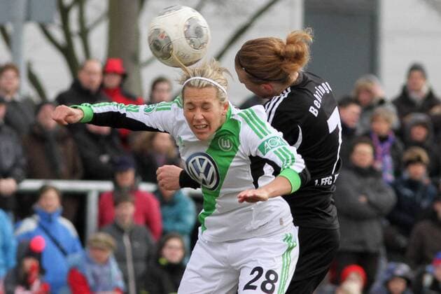 Fussball, 1. Frauen-Bundesliga, 1. FFC Frankfurt - VfL Wolfsburg, v.li.: Lena Goeßling (Lena Goeßling, VfL Wolfsburg), Melanie Behringer (1. FFC Frankfurt), Kopfball, header, Aktion, Action, xozx