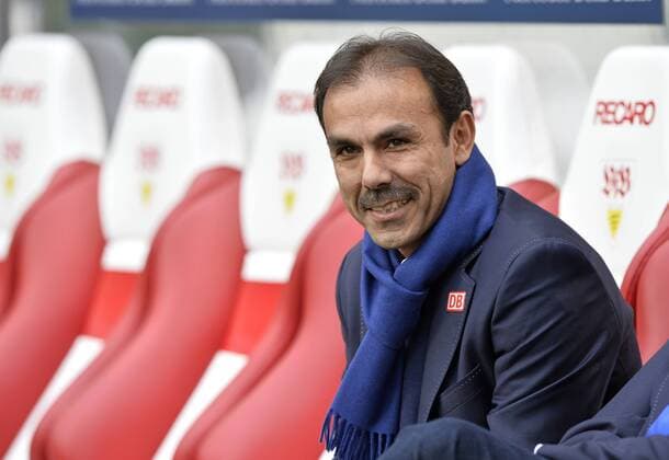 Portrait Porträt Trainer Jos Luhukay Hertha BSC Berlin auf Trainerbank lächelnd lächelt gute Laune VfB Stuttgart gegen Hertha BSC Berlin Fußball Bundesliga Herren GER 1. BL Spieltag 22 22. Spieltag Saison 2013 2014 Stuttgart Mercedes-Benz Arena 22.02.2014 VfB Stuttgart gegen Hertha BSC Berlin