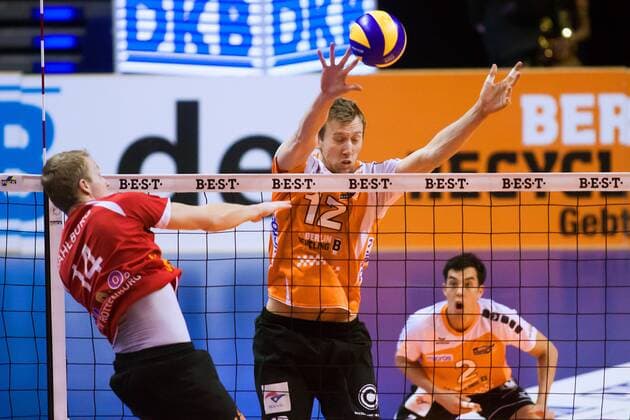 Berlin, Deutschland, 22.02.2014: Volleyball DVL Bundesliga 2013 2014 - Berlin Recycling Volleys - TV Rottenburg. Rene Bahlburg (Rottenburg 14) gegen den Block aus Paul Carroll (Berlin 12)