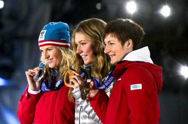 OLYMPIA - Olympische Spiele 2014 SOTSCHI,RUSSLAND,22.FEB.14 - DIVERS, OLYMPIA, SKI ALPIN - Olympische Winterspiele Sotschi 2014, Slalom der Damen, Siegerehrung, Medaillenvergabe am Medal Plaza. Bild zeigt Marlies Schild (AUT), Mikaela Shiffrin (USA) und Kathrin Zettel (AUT). Keywords: Medaille. 