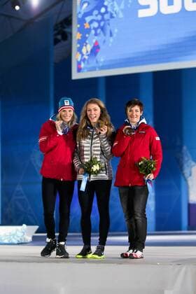 OLYMPIA - Olympische Spiele 2014 SOTSCHI,RUSSLAND,22.FEB.14 - DIVERS, OLYMPIA, SKI ALPIN - Olympische Winterspiele Sotschi 2014, Slalom der Damen, Siegerehrung, Medaillenvergabe am Medal Plaza. Bild zeigt Marlies Schild (AUT), Mikaela Shiffrin (USA) und Kathrin Zettel (AUT). Keywords: Medaille. 