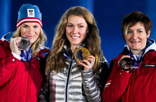 OLYMPIA - Olympische Spiele 2014 SOTSCHI,RUSSLAND,22.FEB.14 - DIVERS, OLYMPIA, SKI ALPIN - Olympische Winterspiele Sotschi 2014, Slalom der Damen, Siegerehrung, Medaillenvergabe am Medal Plaza. Bild zeigt Marlies Schild (AUT), Mikaela Shiffrin (USA) und Kathrin Zettel (AUT). Keywords: Medaille. 