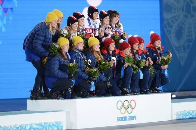 (140222) -- SOCHI, Feb. 22, 2014 (Xinhua) -- Gold medalists of Canada (Top), silver medalists of Sweden (L) and bronze medalists of Great Britain pose during the awarding ceremony of women s curling event at the 2014 Sochi Winter Olympic Games in Sochi, Russia, Feb. 22, 2014. (Xinhua Wang Yuguo) (SP)OLY-RUSSIA-SOCHI-CURLING-WOMEN S 