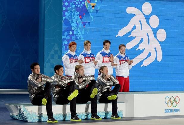 (140222) -- SOCHI, Feb. 22, 2014 (Xinhua) -- Silver medalists of the United States (Front) sit on the podium during the awarding ceremony for the men s 5000m relay finals of Short Track at the 2014 Sochi Winter Olympic Games in Sochi, Russia, Feb. 22, 2014. (Xinhua Wang Yuguo) (SP)OLY-RUSSIA-SOCHI-SHORT TRACK-MEN S 5000M RELAY FINALS 