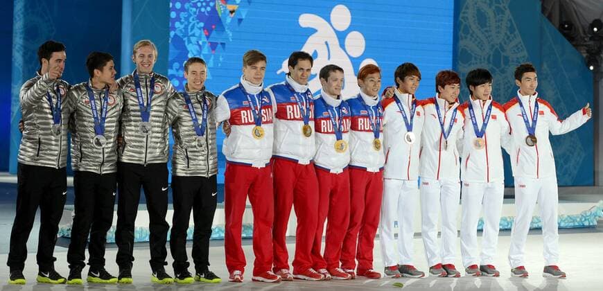 (140222) -- SOCHI, Feb. 22, 2014 (Xinhua) -- Gold medalists of Russia (C), silver medalists of the United States (L) and bronze medalists of China pose during the awarding ceremony for the men s 5000m relay finals of Short Track at the 2014 Sochi Winter Olympic Games in Sochi, Russia, Feb. 22, 2014. (Xinhua Wang Yuguo) (SP)OLY-RUSSIA-SOCHI-SHORT TRACK-MEN S 5000M RELAY FINALS 
