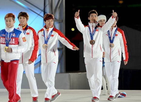 (140222) -- SOCHI, Feb. 22, 2014 (Xinhua) -- Bronze medalists of China greet the spectators during the awarding ceremony for the men s 5000m relay finals of Short Track at the 2014 Sochi Winter Olympic Games in Sochi, Russia, Feb. 22, 2014. (Xinhua Wang Yuguo) (SP)OLY-RUSSIA-SOCHI-SHORT TRACK-MEN S 5000M RELAY FINALS 