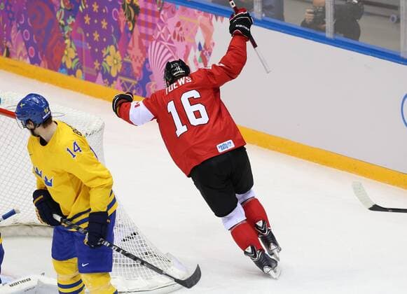 OLYMPIA - Olympische Spiele 2014, CAN vs SWE SOTSCHI,RUSSLAND,23.FEB.14 - DIVERS, OLYMPIA, EISHOCKEY - Olympische Winterspiele Sotschi 2014, Länderspiel der Herren, Finale, Kanada vs Schweden. Bild zeigt den Jubel von Jonathan Toews (CAN). 