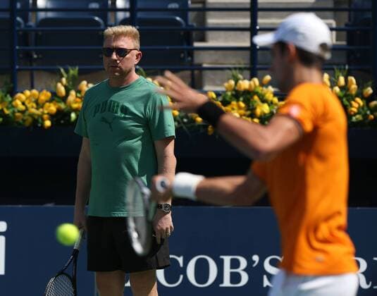Dubai Tennis Championships 2014, ATP Tennis Herren Tennis Turnier,International Series,Dubai Tennis Stadium, U.A.E., Trainer Boris Becker und Novak Djokovic (SRB),Training,Halbkörper,Querformat,