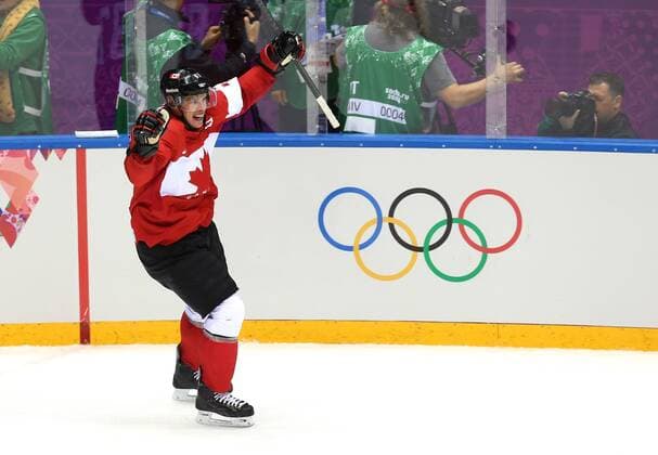 OLYMPIA - Olympische Spiele 2014, CAN vs SWE SOTSCHI,RUSSLAND,23.FEB.14 - DIVERS, OLYMPIA, EISHOCKEY - Olympische Winterspiele Sotschi 2014, Länderspiel der Herren, Finale, Kanada vs Schweden. Bild zeigt den Jubel von Sidney Crosby (CAN). 