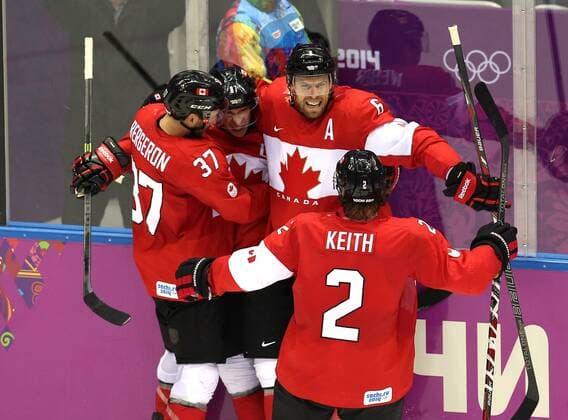 OLYMPIA - Olympische Spiele 2014, CAN vs SWE SOTSCHI,RUSSLAND,23.FEB.14 - DIVERS, OLYMPIA, EISHOCKEY - Olympische Winterspiele Sotschi 2014, Länderspiel der Herren, Finale, Kanada vs Schweden. Bild zeigt den Jubel von Patrice Bergeron, Sidney Crosby, Shea Weber und Duncan Keith (CAN).