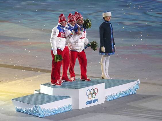 OLYMPIA - Olympische Spiele 2014, Abschlusszeremonie SOTSCHI,RUSSLAND,23.FEB.14 - DIVERS, OLYMPIA, SKI NORDISCH, LANGLAUF - Olympische Winterspiele Sotschi 2014, Schlussfeier, 50km Massenstart der Herren, Freistil, Siegerehrung, Medaillenvergabe. Bild zeigt den Jubel von Maxim Vylegzhanin, Alexander Legkov und Ilia Chernousov (RUS). Keywords: Medaille.
