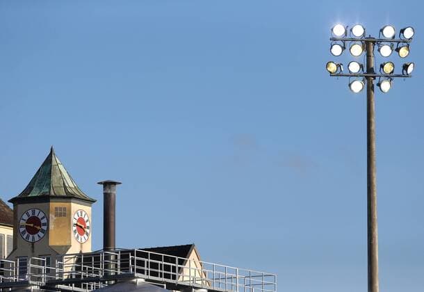 Sonntag 23.02.2014, 3. Liga, Saison 2013 14 - 26. Spieltag im Jahnstadion Regensburg, SSV Jahn Regensburg - Flutlichtmast im Jahnstadion