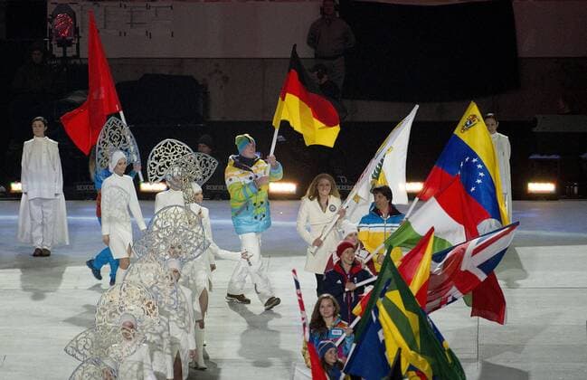 Felix LOCH, Deutschland, Rodeln, trägt die deutsche Fahne, Schlussfeier am 23.02.2014 XXII. Olympische Winterspiele 2014, vom 07.02. - 23.02.2014 in Sotschi Russland.
