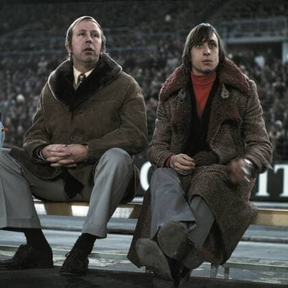 Trainerbank von Ajax mit Johan Cruyff (rechts), Fussball, Freundschaftsspiel, 1972, Kombination aus Fortuna Duesseldorf und Borussia Moenchengladbach gegen Ajax Amsterdam 1:1 Fussball, Freundschaftsspiel, 1972, Rheinstadion Duesseldorf, Auswahlmannschaft Fortuna Duesseldorf und Borussia Moenchengladbach gegen Ajax Amsterdam 1:1, Trainerbank von Ajax mit Johan Cruyff (rechts), football, friendly game, 1972, Rheinstadion Duesseldorf, combination team Fortuna Duesseldorf and Borussia Moenchengladbach versus Ajax Amsterdam 1:1, coaching bench of Ajax with Johan Cruyff (right)