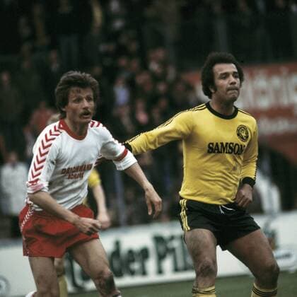 Spielszene, Gerd Wörmer (RWE) links und Erwin Kostedde (BVB), Fussball, Bundesliga, 1976 1977, Rot-Weiss Essen gegen Borussia Dortmund 1:5 Fussball, Bundesliga, 1976 1977, Georg-Melches-Stadion, Rot-Weiss Essen gegen Borussia Dortmund 1:5, Spielszene, Gerd Wörmer (RWE) links und Erwin Kostedde (BVB), football, Bundesliga, 1976 1977, Georg Melches Stadium, Rot Weiss Essen versus Borussia Dortmund 1:5, scene of the match, Gerd Wörmer (RWE) left and Erwin Kostedde (BVB)