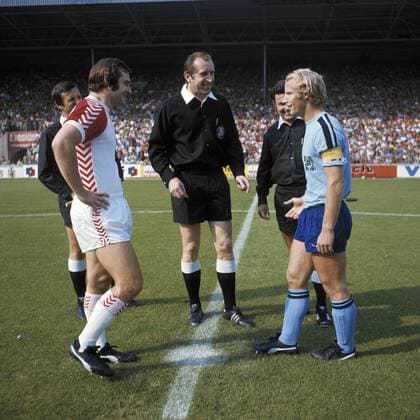 Begruessung der Spielführer Willi Lippens (RWE) links und Berti Vogts (MG), dahinter Schiedsrichter Rudolf Frickel und Assistenten, Fussball, Bundesliga 1975 1976, Rot-Weiss Essen gegen Borussia Mönchengladbach 1:3 Fussball, Bundesliga, 1975 1976, Georg-Melches-Stadion, Rot-Weiss Essen gegen Borussia Mönchengladbach 1:3, Begruessung der Spielführer Willi Lippens (RWE) links und Berti Vogts (MG), dahinter Schiedsrichter Rudolf Frickel und Assistenten, football, Bundesliga, 1975 1976, Georg Melches Stadium, Rot Weiss Essen versus Borussia Mönchengladbach 1:3, welcome of the team leaders Willi Lippens (RWE) left and Berti Vogts (MG), behind referee Rudolf Frickel and assistants