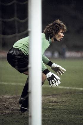 Spielszene, Torwart Norbert Nigbur (Hertha), Fussball, Bundesliga, 1978 1979, FC Schalke 04 gegen Hertha BSC Berlin 1:1 Fussball, Bundesliga, 1978 1979, Parkstadion, FC Schalke 04 gegen Hertha BSC Berlin 1:1, Spielszene, Torwart Norbert Nigbur (Hertha), football, Bundesliga, 1978 1979, Parkstadion, FC Schalke 04 versus Hertha BSC Berlin 1:1, scene of the match, keeper Norbert Nigbur (Hertha)