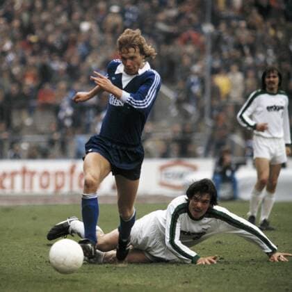 Spielszene, Zweikampf, Thomas Kruse (S04) links und Rudolf Gores (MG), rechts Ewald Lienen (MG), Fussball, Bundesliga, 1978 1979, FC Schalke 04 gegen Borussia Mönchengladbach 1:1 Fussball, Bundesliga, 1978 1979, Parkstadion, FC Schalke 04 gegen Borussia Mönchengladbach 1:1, Spielszene, Zweikampf, Thomas Kruse (S04) links und Rudolf Gores (MG), rechts Ewald Lienen (MG), football, Bundesliga, 1978 1979, Parkstadion, FC Schalke 04 versus Borussia Mönchengladbach 1:1, scene of the match, Thomas Kruse (S04) left and Rudolf Gores (MG), right Ewald Lienen (MG)