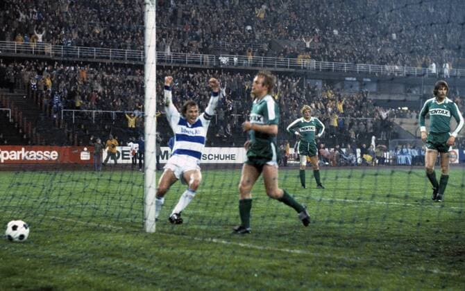 Spielszene, Tor fuer den MSV zum 1:0 durch Gregor Grillemeier, v.l.n.r. Bernard Dietz (MSV) jubelnd, Karl-Heinz Kamp (Werder), Werner Dressel (Werder), Uwe Reinders (Werder), Fussball, Bundesliga, 1979 1980, MSV Duisburg gegen SV Werder Bremen 4:1 Fussball, Bundesliga, 1979 1980, Wedaustadion, MSV Duisburg gegen SV Werder Bremen 4:1, Spielszene, Tor fuer den MSV zum 1:0 durch Gregor Grillemeier, v.l.n.r. Bernard Dietz (MSV) jubelnd, Karl-Heinz Kamp (Werder), Werner Dressel (Werder), Uwe Reinders (Werder), football, Bundesliga, 1979 1980, Wedau Stadium, MSV Duisburg versus SV Werder Bremen 4:1, scene of the match, Gregor Grillemeier (MSV) scores a goal for 1:0, f.l.t.r. Bernard Dietz (MSV) rejoicing, Karl-Heinz Kamp (Werder), Werner Dressel (Werder), Uwe Reinders (Werder)