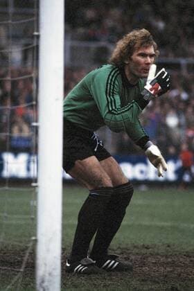 Spielszene, Torwart Norbert Nigbur (S04), Fussball, Bundesliga, 1980 1981, FC Bayer 05 Uerdingen gegen FC Schalke 04 1:3 Fussball, Bundesliga, 1980 1981, Grotenburg-Stadion, FC Bayer 05 Uerdingen gegen FC Schalke 04 1:3, Spielszene, Torwart Norbert Nigbur (S04), football, Bundesliga, 1980 1981, Grotenburg Stadium, FC Bayer 05 Uerdingen versus FC Schalke 04 1:3, scene of the match, keeper Norbert Nigbur (S04)