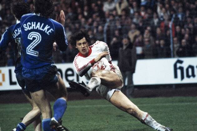 Spielszene, Torschuss von Franz Raschid (Bayer), Fussball, Bundesliga, 1980 1981, FC Bayer 05 Uerdingen gegen FC Schalke 04 1:3 Fussball, Bundesliga, 1980 1981, Grotenburg-Stadion, FC Bayer 05 Uerdingen gegen FC Schalke 04 1:3, Spielszene, Torschuss von Franz Raschid (Bayer), football, Bundesliga, 1980 1981, Grotenburg Stadium, FC Bayer 05 Uerdingen versus FC Schalke 04 1:3, scene of the match, shot on goal by Franz Raschid (Bayer)