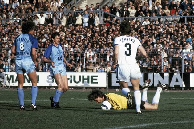 Spielszene, v.l. Norbert Hofmann (Bayer) Nr.8, Franz Raschid (Bayer), Torwart Walter Junghans (S04), Mathias Schipper (S04) Nr.3, Fussball, 1. und 2. Bundesliga 1982 1983, Relegation zur Bundesliga 1983 1984, Hinspiel, Bayer Uerdingen vs Schalke 04 3:1 Fussball, 1. Bundesliga, 2. Bundesliga, 1982 1983, Relegationsspiel zur Bundesliga 1983 1984, Hinspiel, Grotenburg-Stadion, FC Bayer 05 Uerdingen gegen FC Schalke 04 3:1, Spielszene, v.l.n.r. Norbert Hofmann (Bayer) Nr.8, Franz Raschid (Bayer), Torwart Walter Junghans (S04), Mathias Schipper (S04) Nr.3, football, 1. Bundesliga, 2. Bundesliga, 1982 1983, relegation match to Bundesliga 1983 1984, first leg, Grotenburg Stadium, FC Bayer 05 Uerdingen versus FC Schalke 04 3:1, scene of the match, f.l.t.r. Norbert Hofmann (Bayer) No.8, Franz Raschid (Bayer), keeper Walter Junghans (S04), Mathias Schipper (S04) No.3