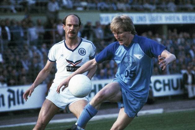 Spielszene, Manfred Drexler (S04) links und Peter Loontiens (Bayer), Fussball, 1. und 2. Bundesliga 1982 1983, Relegation zur Bundesliga 1983 1984, Hinspiel, Bayer Uerdingen vs Schalke 04 3:1 Fussball, 1. Bundesliga, 2. Bundesliga, 1982 1983, Relegationsspiel zur Bundesliga 1983 1984, Hinspiel, Grotenburg-Stadion, FC Bayer 05 Uerdingen gegen FC Schalke 04 3:1, Spielszene, Manfred Drexler (S04) links und Peter Loontiens (Bayer), football, 1. Bundesliga, 2. Bundesliga, 1982 1983, relegation match to Bundesliga 1983 1984, first leg, Grotenburg Stadium, FC Bayer 05 Uerdingen versus FC Schalke 04 3:1, scene of the match, Manfred Drexler (S04) left and Peter Loontiens (Bayer)