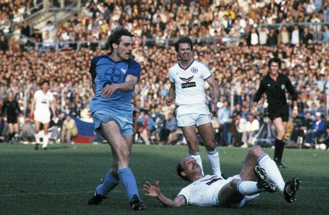 Spielszene, Horst Feilzer (Bayer) links schiesst das Tor zum 2:0, am Boden Manfred Drexler (S04), dahinter Bernard Dietz (S04), Fussball, 1. und 2. Bundesliga 1982 1983, Relegation zur Bundesliga 1983 1984, Hinspiel, Bayer Uerdingen vs Schalke 04 3:1 Fussball, 1. Bundesliga, 2. Bundesliga, 1982 1983, Relegationsspiel zur Bundesliga 1983 1984, Hinspiel, Grotenburg-Stadion, FC Bayer 05 Uerdingen gegen FC Schalke 04 3:1, Spielszene, Horst Feilzer (Bayer) links schiesst das Tor zum 2:0, am Boden Manfred Drexler (S04), dahinter Bernard Dietz (S04), football, 1. Bundesliga, 2. Bundesliga, 1982 1983, relegation match to Bundesliga 1983 1984, first leg, Grotenburg Stadium, FC Bayer 05 Uerdingen versus FC Schalke 04 3:1, scene of the match, Horst Feilzer (Bayer) scores the 2:0 goal, aground Manfred Drexler (S04), behind Bernard Dietz (S04)