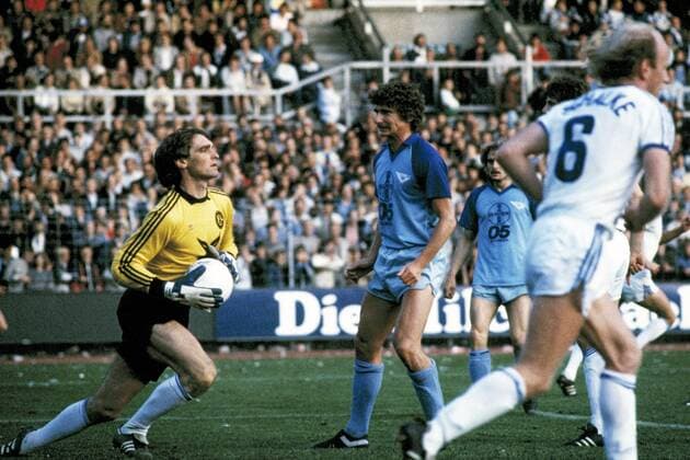 Spielszene, Parade von Torwart Walter Junghans (S04), 2.v.l. Norbert Hofmann (Bayer), Fussball, 1. und 2. Bundesliga 1982 1983, Relegation zur Bundesliga 1983 1984, Hinspiel, Bayer Uerdingen vs Schalke 04 3:1 Fussball, 1. Bundesliga, 2. Bundesliga, 1982 1983, Relegationsspiel zur Bundesliga 1983 1984, Hinspiel, Grotenburg-Stadion, FC Bayer 05 Uerdingen gegen FC Schalke 04 3:1, Spielszene, Parade von Torwart Walter Junghans (S04), 2.v.l. Norbert Hofmann (Bayer), football, 1. Bundesliga, 2. Bundesliga, 1982 1983, relegation match to Bundesliga 1983 1984, first leg, Grotenburg Stadium, FC Bayer 05 Uerdingen versus FC Schalke 04 3:1, scene of the match, save by keeper Walter Junghans (S04), 2.f.l. Norbert Hofmann (Bayer)