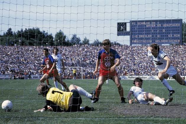 Torszene, v.l. Torwart W. Vollack (Bay), S. Jusufi (Bay), I. Tüfekci (S04), N. Brinkmann (Bay), H.-J. Abel (S04), B. Dietz (S04), Fussball, 1. und 2. Bundesliga 1982 1983, Relegation zur Bundesliga 1983 1984, Rueckspiel, Schalke 04 vs Bayer Uerdingen 1:1 Fussball, 1. Bundesliga, 2. Bundesliga, 1982 1983, Relegationsspiel zur Bundesliga 1983 1984, Rueckspiel, Parkstadion, FC Schalke 04 gegen FC Bayer 05 Uerdingen 1:1, Spielszene, Anzeigetafel, Torchance fuer Schalke, v.l.n.r. Torwart Werner Vollack (Bayer), Sascha Jusufi (Bayer), Ilyas Tüfekci (S04), Norbert Brinkmann (Bayer), Hans-Joachim Abel (S04), Bernard Dietz (S04), football, 1. Bundesliga, 2. Bundesliga, 1982 1983, relegation match to Bundesliga 1983 1984, return leg, Park Stadium, FC Schalke 04 versus FC Bayer 05 Uerdingen 1:1, scene of the match, score board, scoring chance Schalke, f.l.t.r. keeper Werner Vollack (Bayer), Sasch