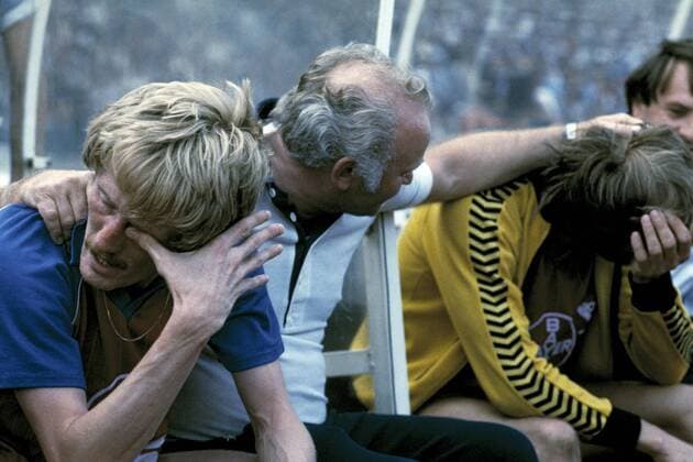 Aufsteiger Uerdingen, Freudentränen, Peter Loontiens (li) und Ersatztorwart Dieter Ingendae (re), mittig Masseur Max Spielmann, Fussball, 1. und 2. Bundesliga 1982 1983, Relegation zur Bundesliga 1983 1984, Rueckspiel, Schalke 04 vs Bayer Uerdingen 1:1 Fussball, 1. Bundesliga, 2. Bundesliga, 1982 1983, Relegationsspiel zur Bundesliga 1983 1984, Rueckspiel, Parkstadion, FC Schalke 04 gegen FC Bayer 05 Uerdingen 1:1, Uerdingen ist in der Bundesliga, Freudentränen auf der Spielerbank bei Peter Loontiens (links) und Reservetorwart Dieter Ingendae (rechts), dazwischen Masseur Max Spielmann, football, 1. Bundesliga, 2. Bundesliga, 1982 1983, relegation match to Bundesliga 1983 1984, return leg, Park Stadium, FC Schalke 04 versus FC Bayer 05 Uerdingen 1:1, Uerdingen is promoted to the first Bundesliga, tears of joy on the players bench by Peter Loontiens (left) and by substitute goalkeeper Di