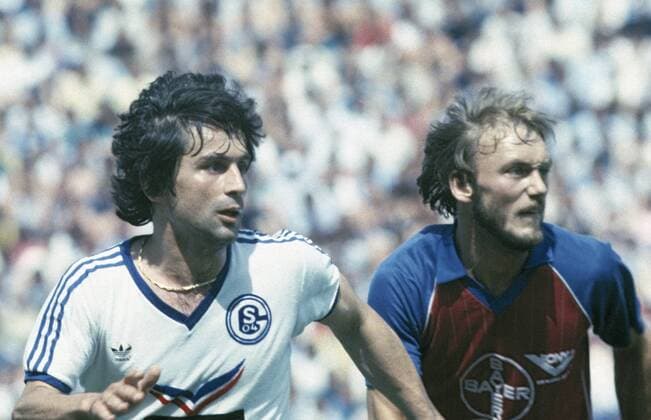 Spielszene, Ilyas Tüfekci (S04) links und Werner Buttgereit (Bayer), Fussball, 1. und 2. Bundesliga 1982 1983, Relegation zur Bundesliga 1983 1984, Rueckspiel, Schalke 04 vs Bayer Uerdingen 1:1 Fussball, 1. Bundesliga, 2. Bundesliga, 1982 1983, Relegationsspiel zur Bundesliga 1983 1984, Rueckspiel, Parkstadion, FC Schalke 04 gegen FC Bayer 05 Uerdingen 1:1, Spielszene, Ilyas Tüfekci (S04) links und Werner Buttgereit (Bayer), football, 1. Bundesliga, 2. Bundesliga, 1982 1983, relegation match to Bundesliga 1983 1984, return leg, Park Stadium, FC Schalke 04 versus FC Bayer 05 Uerdingen 1:1, scene of the match, Ilyas Tüfekci (S04) left and Werner Buttgereit (Bayer)