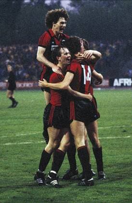 Spielszene, Frankfurter Torjubel nach dem 0:5, v.l.n.r. Ralf Sievers, Armin Kraaz, Torschütze Harald Kraemer, Fussball, 1. und 2. Bundesliga 1983 1984, Relegation zur Bundesliga 1984 1985, Hinspiel, MSV Duisburg vs Eintracht Frankfurt 0:5 Fussball, 1. Bundesliga, 2. Bundesliga, 1983 1984, Relegationsspiel zur Bundesliga 1984 1985, Hinspiel, Wedaustadion, MSV Duisburg gegen Eintracht Frankfurt 0:5, Spielszene, Frankfurter Torjubel nach dem 0:5, v.l.n.r. Ralf Sievers, Armin Kraaz, Torschütze Harald Kraemer, football, 1. Bundesliga, 2. Bundesliga, 1983 1984, relegation match to Bundesliga 1984 1985, first leg, Wedau Stadium, MSV Duisburg versus Eintracht Frankfurt 0:5, scene of the match, Frankfurt goal celebration at the 0:5 goal, f.l.t.r. Ralf Sievers, Armin Kraaz, goal scorer Harald Kraemer