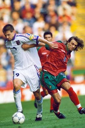 Europameisterschaft Viertelfinale, Tschechien - Portugal in Birmingham: Pavel Kuka (li., Tschechien) gegen Joao Pinto