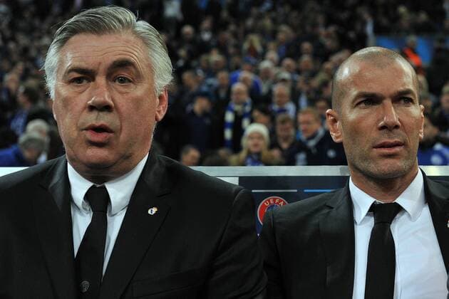 FC Schalke 04 vs. Real Madrid --- Fussball --- Champions League --- 26.02.2014 Carlo Ancelotti (Trainer Madrid), links, und Zinedine Zidane (Co-Trainer Madrid), halbe Figur